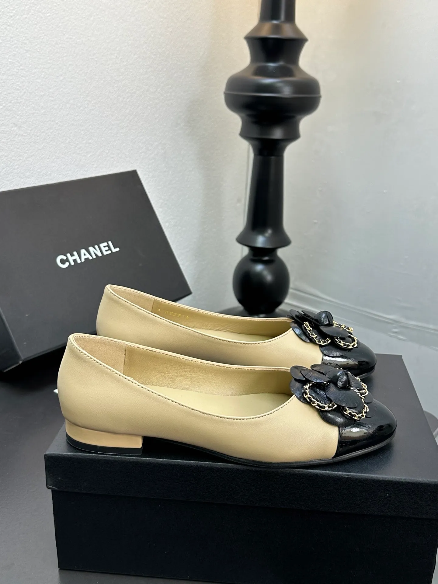 👟👟Ex-factory price 600👟👟 CHANEL｜Chanel Chanel 25C early spring new product Camellia series flat shoes This season’s Camellia series is really beautiful😍 Grandma Xiang’s family has always had the elegant and ladylike temperament, full of high-end sense! It’s very nice on the feet~ Whether worn barefoot or paired with skirts or trousers, it’s very versatile! Incomparably beautiful! Extraordinarily fairy 🧚 Overwhelmingly girly‼ ️ The upper is made of imported lambskin, the lining is made of mixed sheepskin, and the Italian A-grade leather outsole Size: 35-39 (40/41 customized)